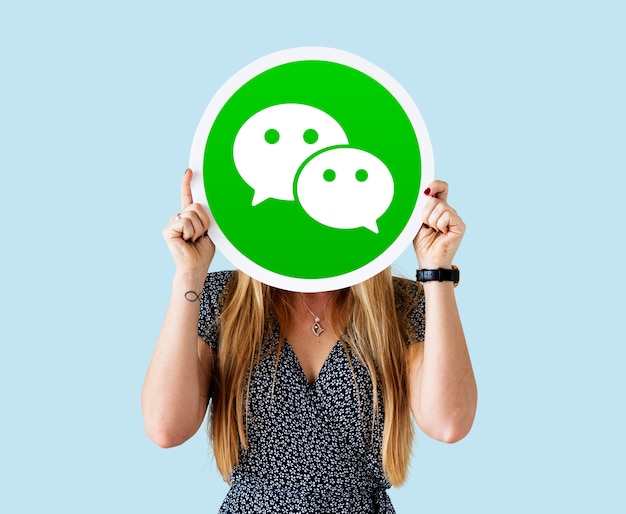 Femme montrant une icône WeChat