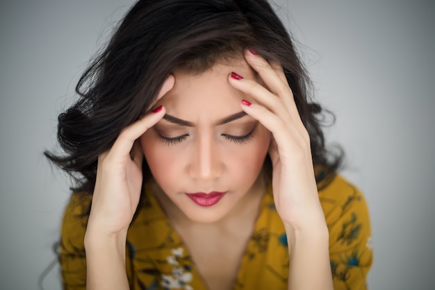 Femme Montrant Des Maux De Tête Ou De Stress