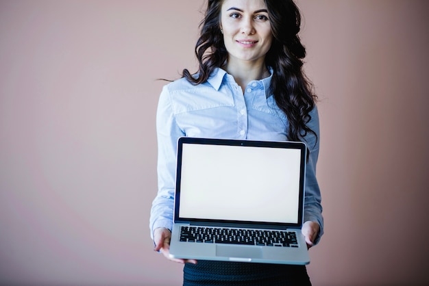 Photo gratuite femme montrant un ordinateur portable