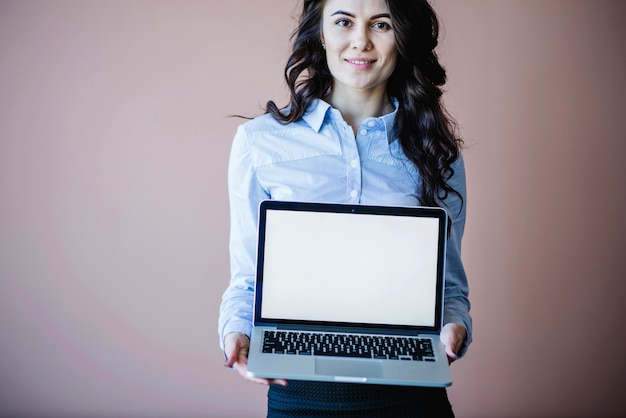 Femme montrant un ordinateur portable