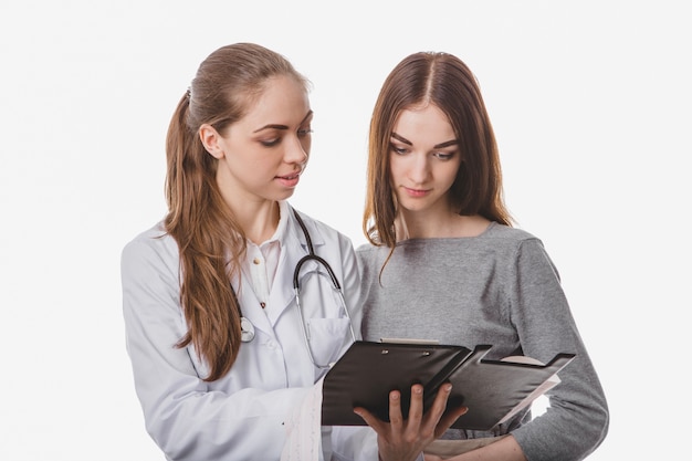 Femme montrant des papiers au patient