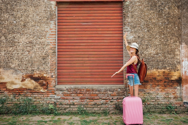 Femme montrant la porte du quai de chargement