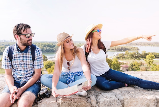 Femme montrant quelque chose à ses amis lors d&#39;une randonnée