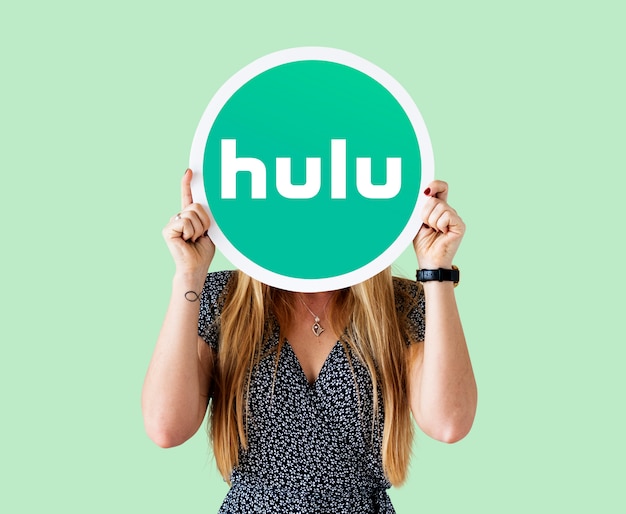 Femme montrant un signe de Hulu