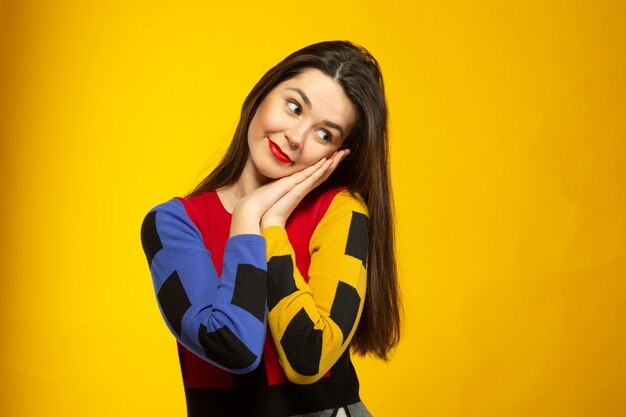 Femme montre le bonheur tout en posant en studio