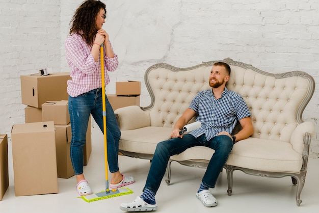 Femme avec mop debout près de l&#39;homme