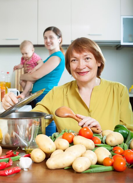 Femme mûre, cuisiner, déjeuner végétarien, cuisine