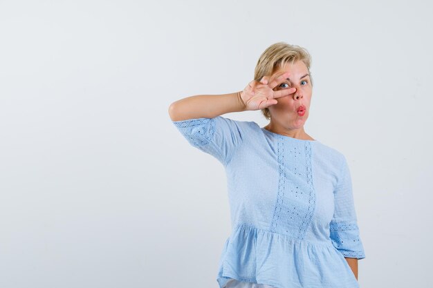 Femme mûre, poser, dans, studio