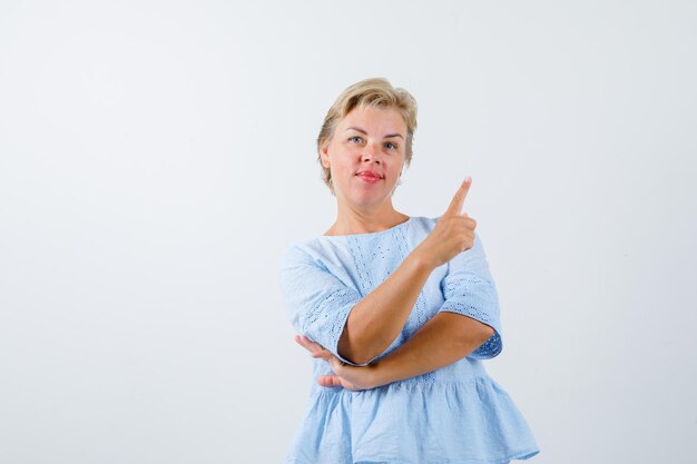 Femme mûre, poser, dans, studio