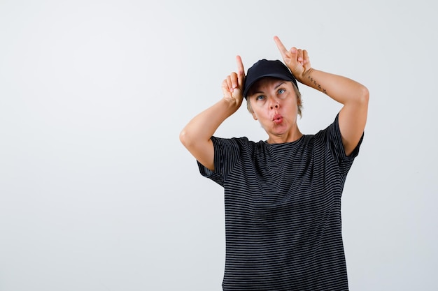 Femme mûre, poser, dans, studio