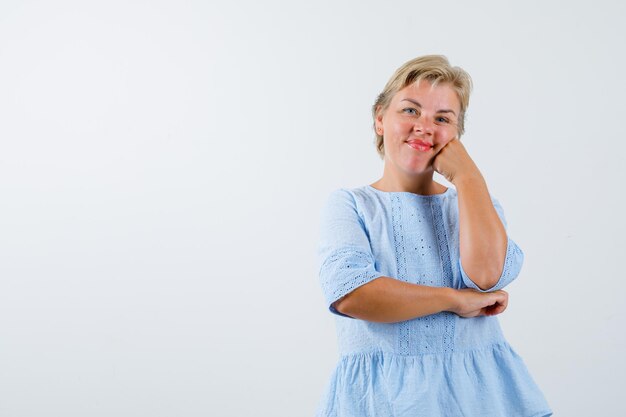 Femme mûre, poser, dans, studio