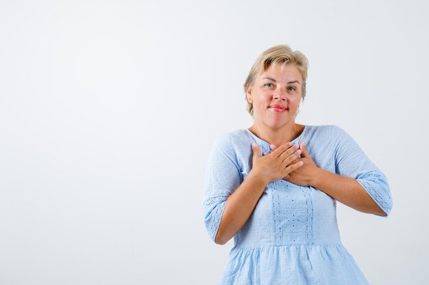 Femme mûre, poser, dans, studio