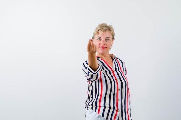 Femme mûre, poser, dans, studio