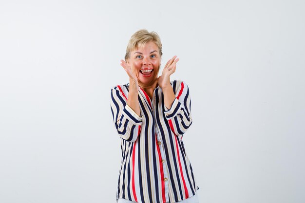 Femme mûre, poser, dans, studio