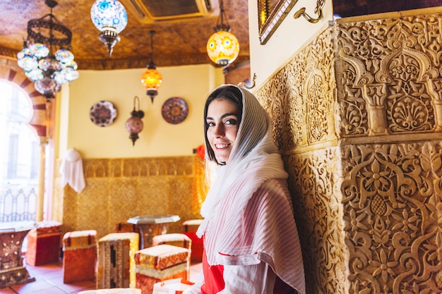 Femme musulmane, appuyé contre le mur