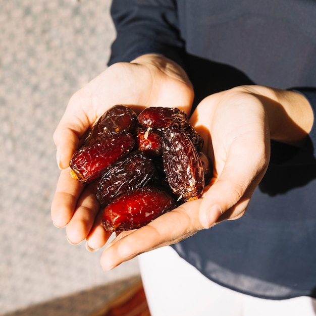 Femme musulmane avec des dates