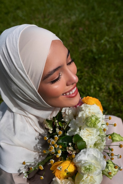 Photo gratuite femme musulmane grand angle posant à l'extérieur