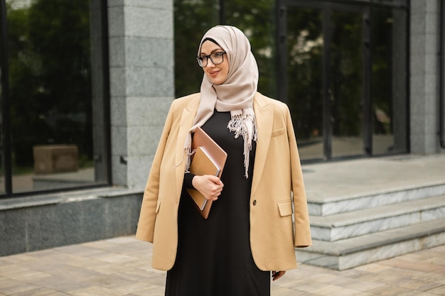 Femme musulmane en hijab dans la rue de la ville