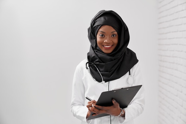 Femme musulmane en hijab noir travaillant à l'hôpital