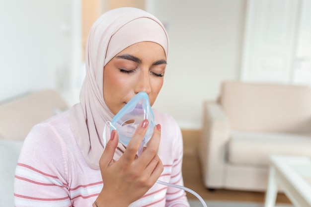 Photo gratuite femme musulmane malade avec hijab sur masque à oxygène pneumonie par inhalation coronavirus pandémie malade femme portant un masque à oxygène et subissant un traitement covid 19