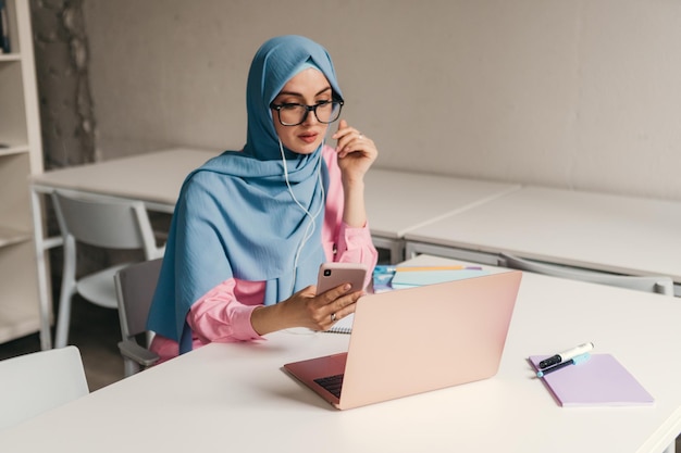 Femme musulmane moderne en hijab dans la salle de bureau