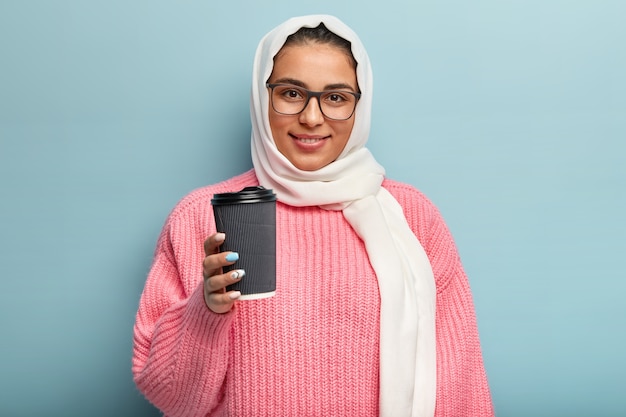 Femme musulmane portant un pull rose