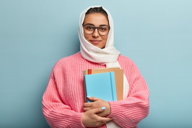 Femme musulmane portant un pull rose