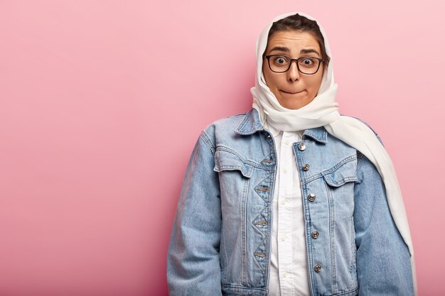 Femme musulmane portant une veste en jean