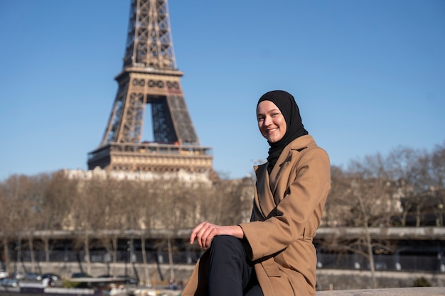 Femme musulmane voyageant à paris