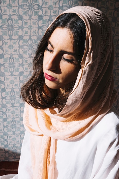 Femme musulmane avec les yeux fermés