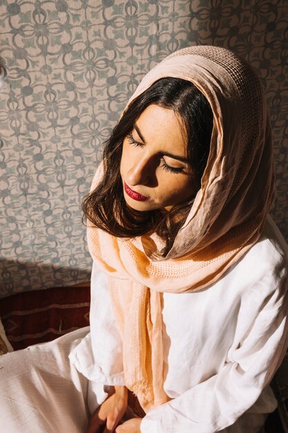 Femme musulmane avec les yeux fermés