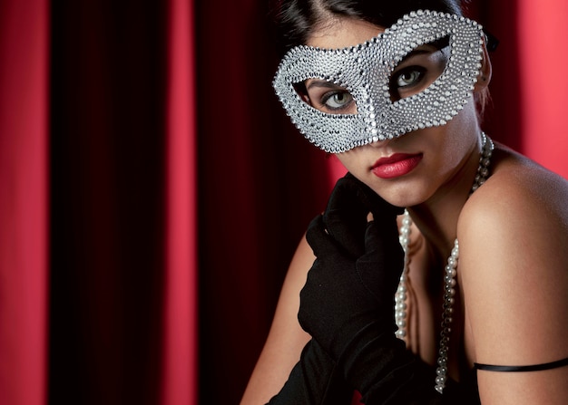 Femme mystérieuse avec masque de carnaval