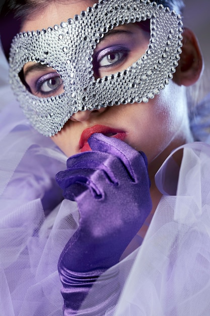 Femme mystérieuse avec masque de carnaval