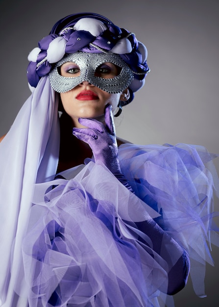 Photo gratuite femme mystérieuse avec masque de carnaval