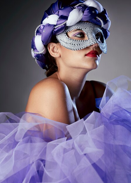 Femme mystérieuse avec masque de carnaval