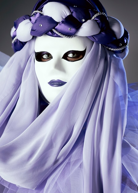 Femme Mystérieuse Avec Masque De Carnaval Photo gratuit