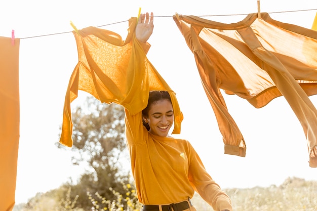 Femme, nature, corde à linge