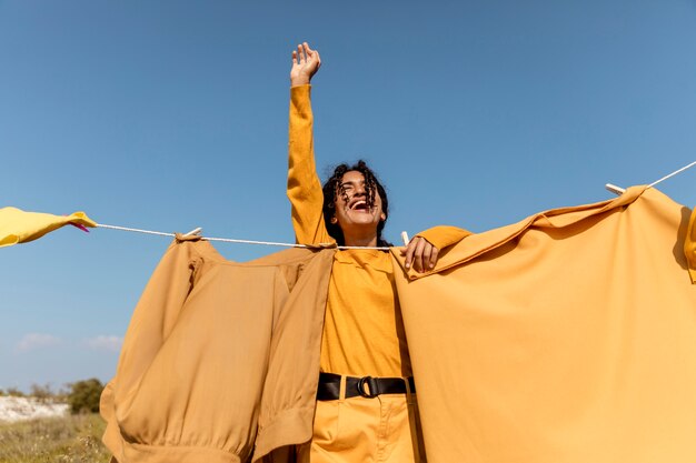 Femme, nature, corde à linge