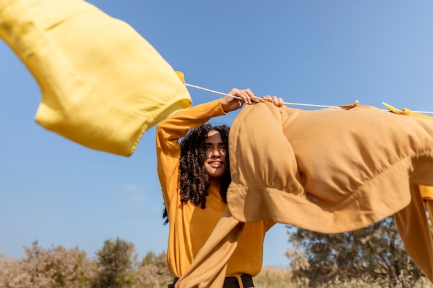 Femme, nature, corde à linge