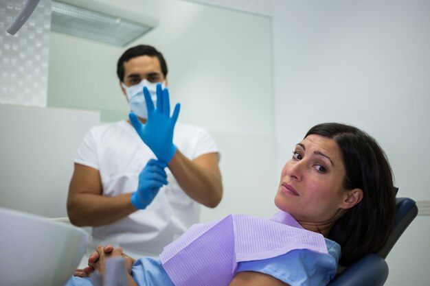 Femme nerveuse à la clinique dentaire