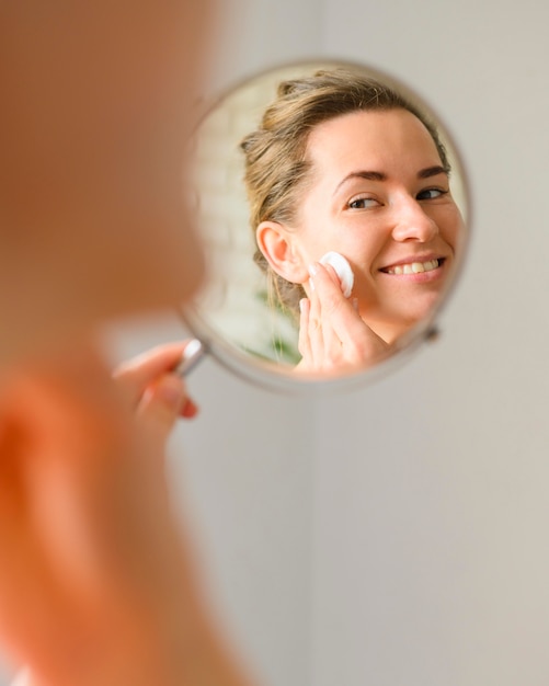 Femme, nettoyage, figure, miroir