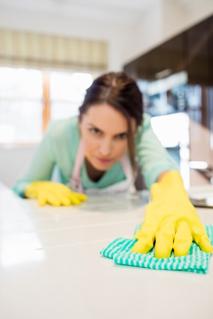 Femme nettoyant cuisine worktop