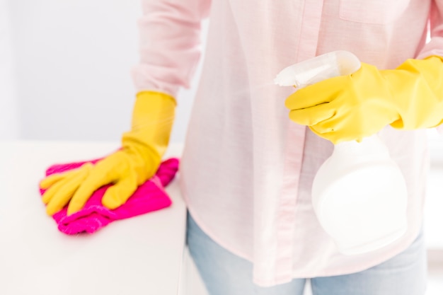 Femme nettoyant sa maison