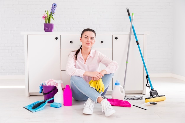 Femme nettoyant sa maison