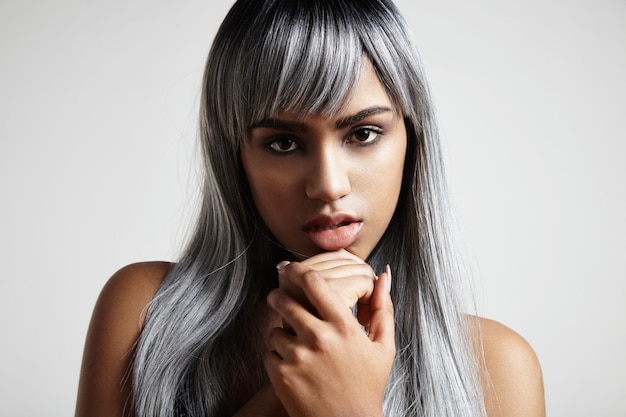 Femme noire aux cheveux gris portrait peau idéale couleur créative