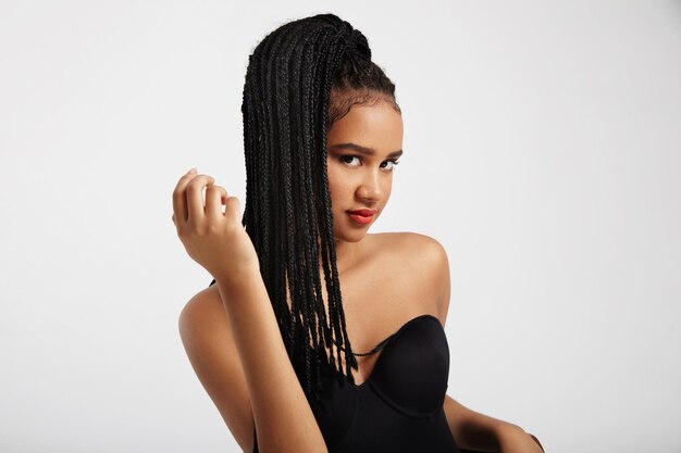 Femme noire avec des cheveux naturels de tresses africaines