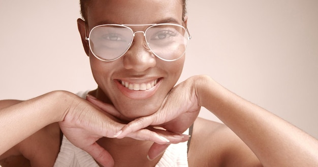 Femme noire avec une coupe de cheveux courte en gros plan de tournage en studio portant des lunettes cobra