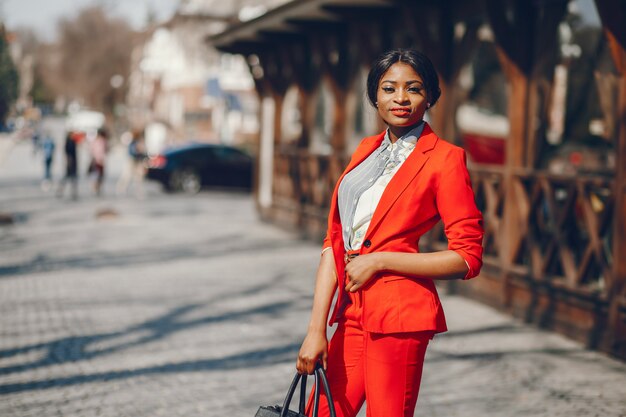 Femme noire dans une ville