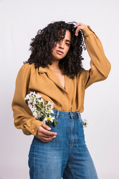 Photo gratuite femme noire, debout, daisy, fleurs, dans, poche jean