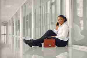 Photo gratuite femme noire, debout, dans, bureau, à, a, ordinateur portable